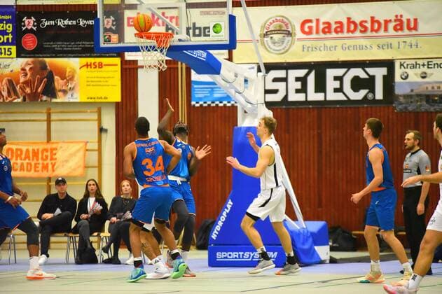 v.l., Nat-Sidi Diallo (Orange Academy 8), Victor Demetrio (White Wings Hanau 21) GER, Basketball Barmer 2. Bundesliga Pro B, White Wings Hanau gegen Orange Academy Ulm 06.11.2021 Hanau Copyright: xEibnerxPressefotox xRalphxLehmbergx xLEHx