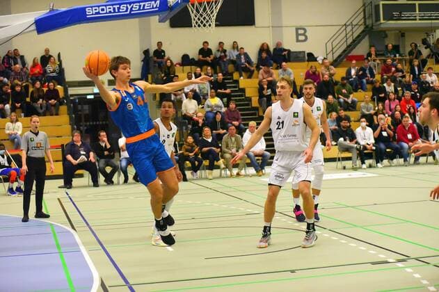 v.l., Jacob Ensminger (Orange Academy 44), Victor Demetrio (White Wings Hanau 21) GER, Basketball Barmer 2. Bundesliga Pro B, White Wings Hanau gegen Orange Academy Ulm 06.11.2021 Hanau Copyright: xEibnerxPressefotox xRalphxLehmbergx xLEHx