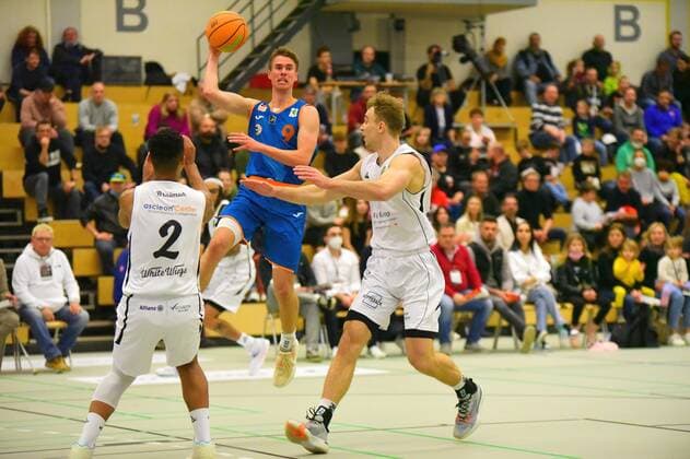 v.l., Marius Stoll (Orange Academy 9), Victor Demetrio (White Wings Hanau 21) GER, Basketball Barmer 2. Bundesliga Pro B, White Wings Hanau gegen Orange Academy Ulm 06.11.2021 Hanau Copyright: xEibnerxPressefotox xRalphxLehmbergx xLEHx