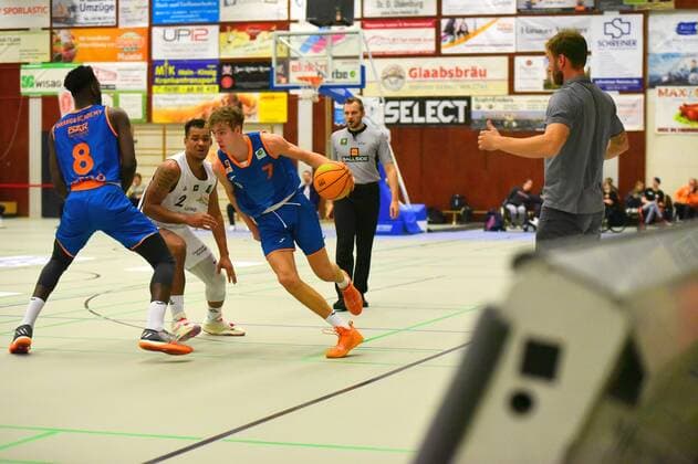 v.l., Dion Braimoh (White Wings Hanau, links), Tobias Brahe Jensen (Orange Academy 7) GER, Basketball Barmer 2. Bundesliga Pro B, White Wings Hanau gegen Orange Academy Ulm 06.11.2021 Hanau Copyright: xEibnerxPressefotox xRalphxLehmbergx xLEHx