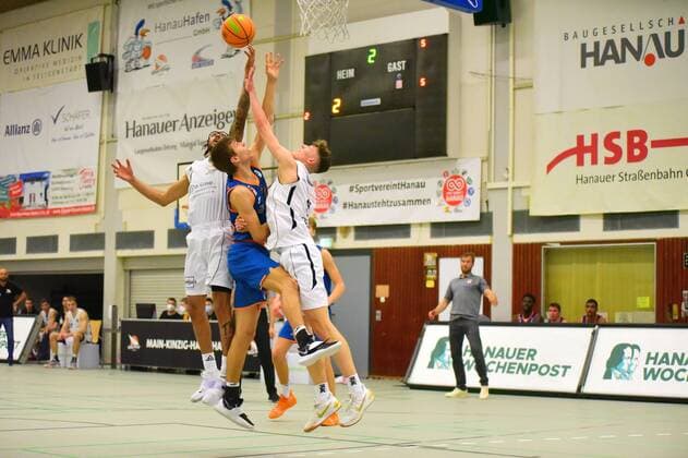 v.l., Dewrell Tisdale (White Wings Hanau 1), Jacob Ensminger (Orange Academy 44), Niklas Krause (White Wings Hanau 5) GER, Basketball Barmer 2. Bundesliga Pro B, White Wings Hanau gegen Orange Academy Ulm 06.11.2021 Hanau Copyright: xEibnerxPressefotox xRalphxLehmbergx xLEHx