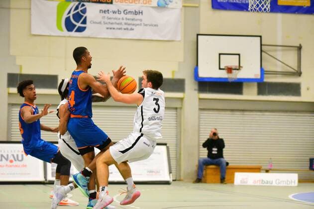 v.l., Latrell Jamal Grosskopf (Orange Academy 34), Philip Hecker (White Wings Hanau 3) GER, Basketball Barmer 2. Bundesliga Pro B, White Wings Hanau gegen Orange Academy Ulm 06.11.2021 Hanau Copyright: xEibnerxPressefotox xRalphxLehmbergx xLEHx