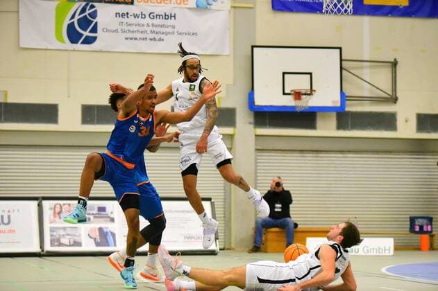 v.l., Latrell Jamal Grosskopf (Orange Academy 34), Dewrell Tisdale (White Wings Hanau 1), Philip Hecker (White Wings Hanau 3) GER, Basketball Barmer 2. Bundesliga Pro B, White Wings Hanau gegen Orange Academy Ulm 06.11.2021 Hanau Copyright: xEibnerxPressefotox xRalphxLehmbergx xLEHx