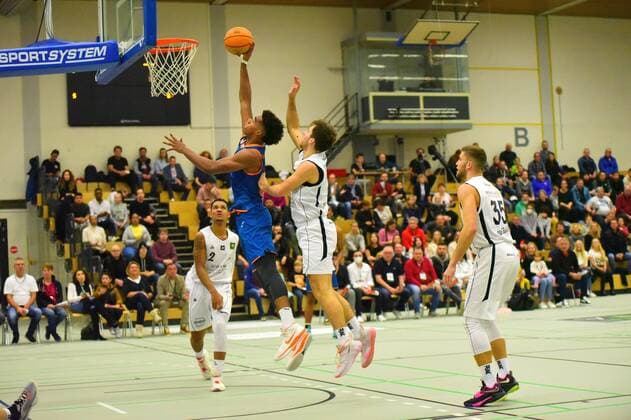 v.l., David Fuchs (Orange Academy 63), Philip Hecker (White Wings Hanau 3) GER, Basketball Barmer 2. Bundesliga Pro B, White Wings Hanau gegen Orange Academy Ulm 06.11.2021 Hanau Copyright: xEibnerxPressefotox xRalphxLehmbergx xLEHx