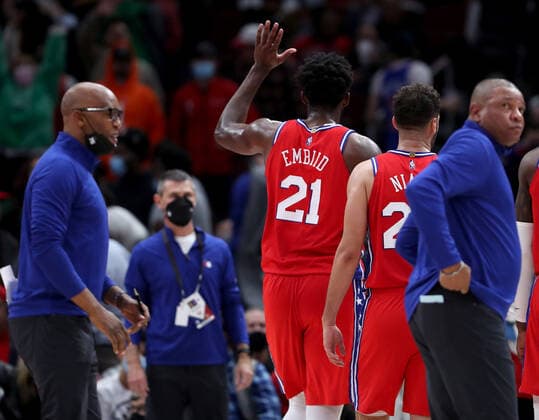 November 6, 2021: The Philadelphia 76ers Joel Embiid (21) waves goodbye to the United Center crowd after hitting a late jumper in the second half of a 114-105 win against the Chicago Bulls on Saturday, Nov. 6, 2021, in Chicago. - ZUMAm67_ 0141230696st Copyright: xChrisxSwedax