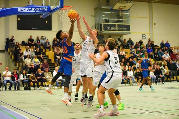 v.l., David Fuchs (Orange Academy 63), Victor Demetrio (White Wings Hanau 21) GER, Basketball Barmer 2. Bundesliga Pro B, White Wings Hanau gegen Orange Academy Ulm 06.11.2021 Hanau Copyright: xEibnerxPressefotox xRalphxLehmbergx xLEHx