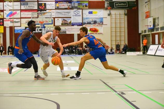 v.l., Nat-Sidi Diallo (Orange Academy 8), Niklas Krause (White Wings Hanau 5), Jacob Ensminger (Orange Academy 44) GER, Basketball Barmer 2. Bundesliga Pro B, White Wings Hanau gegen Orange Academy Ulm 06.11.2021 Hanau Copyright: xEibnerxPressefotox xRalphxLehmbergx xLEHx