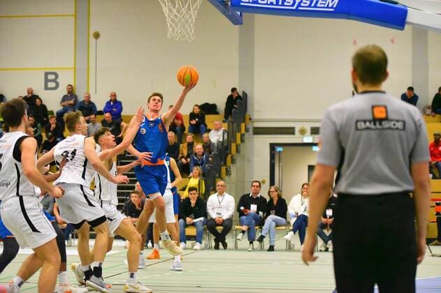 v.l., Niklas Krause (White Wings Hanau 5), Marius Stoll (Orange Academy 9) GER, Basketball Barmer 2. Bundesliga Pro B, White Wings Hanau gegen Orange Academy Ulm 06.11.2021 Hanau Copyright: xEibnerxPressefotox xRalphxLehmbergx xLEHx
