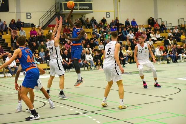 v.l., Victor Demetrio (White Wings Hanau 21), Nat-Sidi Diallo (Orange Academy 8) GER, Basketball Barmer 2. Bundesliga Pro B, White Wings Hanau gegen Orange Academy Ulm 06.11.2021 Hanau Copyright: xEibnerxPressefotox xRalphxLehmbergx xLEHx