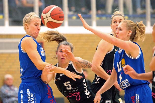 06.11.2021, xovx, Basketball Damen Bundesliga DBBL, BC pharmaserv Marburg - Rheinland Lions v.l. Marie Bertholdt (BC pharmaserv Marburg), Joyce Cousseins-Smith (Rheinland Lions), Lisa Koop (Rheinland Lions), Hanna Crymble (BC pharmaserv Marburg) Marburg Georg Gaßmann Halle Hessen Deutschland (DE)
