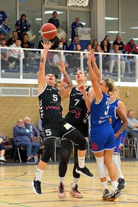 06.11.2021, xovx, Basketball Damen Bundesliga DBBL, BC pharmaserv Marburg - Rheinland Lions v.l. Joyce Cousseins-Smith (Rheinland Lions), Lisa Koop (Rheinland Lions), Alexandra Wilke (BC pharmaserv Marburg), Tonisha Baker (BC pharmaserv Marburg) Marburg Georg Gaßmann Halle Hessen Deutschland (DE)