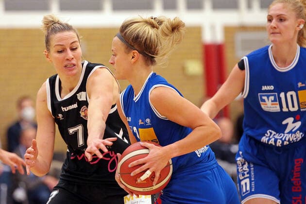 06.11.2021, xovx, Basketball Damen Bundesliga DBBL, BC pharmaserv Marburg - Rheinland Lions v.l. Lisa Koop (Rheinland Lions), Alexandra Wilke (BC pharmaserv Marburg), Hanna Crymble (BC pharmaserv Marburg) Marburg Georg Gaßmann Halle Hessen Deutschland (DE)