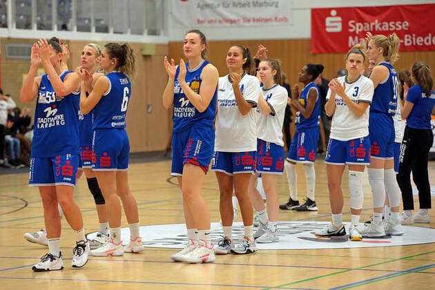 06.11.2021, xovx, Basketball Damen Bundesliga DBBL, BC pharmaserv Marburg - Rheinland Lions Enttäuscht schauende Spielerinnen des BC Marburg nach der Niederlage gegen die Rheinland Lions Marburg Georg Gaßmann Halle Hessen Deutschland (DE)