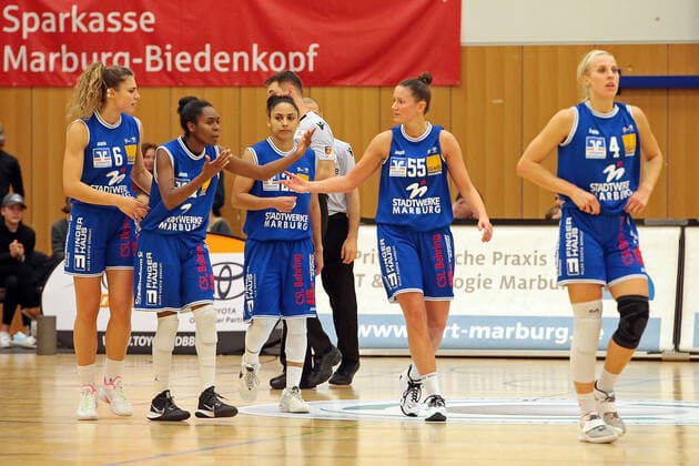 06.11.2021, xovx, Basketball Damen Bundesliga DBBL, BC pharmaserv Marburg - Rheinland Lions v.l. Theresa Simon (BC pharmaserv Marburg), Tonisha Baker (BC pharmaserv Marburg), Rachel Arthur (BC pharmaserv Marburg), Stephanie Wagner (BC pharmaserv Marburg) und Marie Bertholdt (BC pharmaserv Marburg) enttäuscht, enttäuscht schauend nach der Niederlage gegen die Rheinland Lions. Marburg Georg Gaßmann Halle Hessen Deutschland (DE)