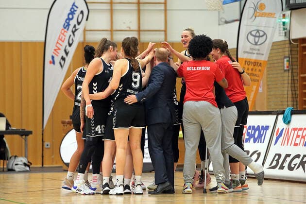 06.11.2021, xovx, Basketball Damen Bundesliga DBBL, BC pharmaserv Marburg - Rheinland Lions Freude bei den Spielerinnen der Rheinland Lions nach dem Sieg in Marburg Marburg Georg Gaßmann Halle Hessen Deutschland (DE)