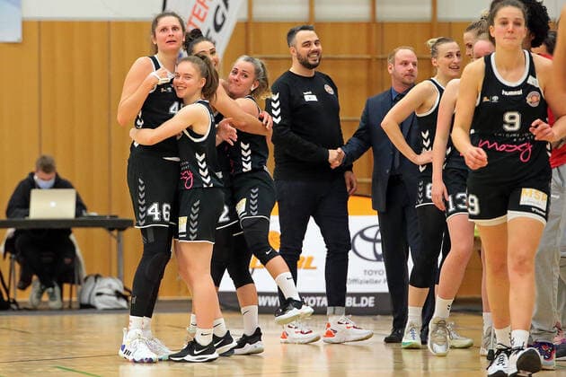 06.11.2021, xovx, Basketball Damen Bundesliga DBBL, BC pharmaserv Marburg - Rheinland Lions Freude bei den Spielerinnen der Rheinland Lions nach dem Sieg in Marburg Marburg Georg Gaßmann Halle Hessen Deutschland (DE)