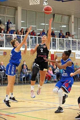 06.11.2021, xovx, Basketball Damen Bundesliga DBBL, BC pharmaserv Marburg - Rheinland Lions v.l. Selma Yesilova (BC pharmaserv Marburg), Taylor Wurtz-Purifoy (Rheinland Lions), Tonisha Baker (BC pharmaserv Marburg) Marburg Georg Gaßmann Halle Hessen Deutschland (DE)