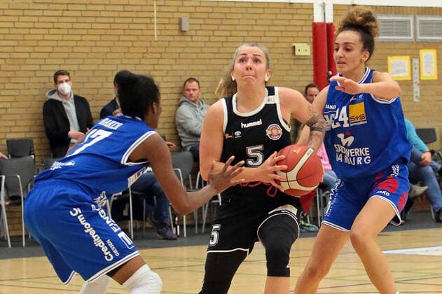 06.11.2021, xovx, Basketball Damen Bundesliga DBBL, BC pharmaserv Marburg - Rheinland Lions v.l. Tonisha Baker (BC pharmaserv Marburg), Joyce Cousseins-Smith (Rheinland Lions), Selma Yesilova (BC pharmaserv Marburg) Marburg Georg Gaßmann Halle Hessen Deutschland (DE)