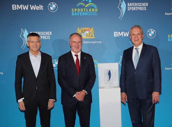 Bayerns Innenminister Joachim Herrmann ehrt Karl-Heinz Rummenigge mit dem Bayerischen Sportpreis 2021für sein sportliches Lebenswerk Karl-Heinz Rummenigge und Herbert Hainer zusammen mit dem Bayerischen Innenminister Joachim Herrmann München Bayern Deutschland BMW Welt