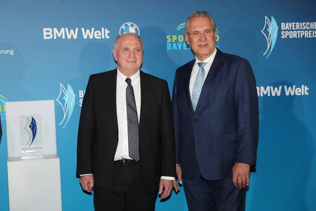 Bayerns Innenminister Joachim Herrmann ehrt Karl-Heinz Rummenigge mit dem Bayerischen Sportpreis 2021für sein sportliches Lebenswerk Uli Hoeneß und der Bayerische Innenminister Joachim Herrmann München Bayern Deutschland BMW Welt
