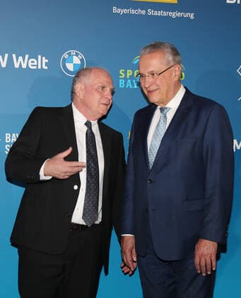 Bayerns Innenminister Joachim Herrmann ehrt Karl-Heinz Rummenigge mit dem Bayerischen Sportpreis 2021für sein sportliches Lebenswerk Uli Hoeneß und Joachim Herrmann München Bayern Deutschland BMW Welt