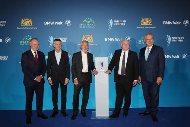 Bayerns Innenminister Joachim Herrmann ehrt Karl-Heinz Rummenigge mit dem Bayerischen Sportpreis 2021für sein sportliches Lebenswerk von links: Karl-Heinz Rummenigge, Herbert Hainer, Paul Breitner, Uli Hoeneß und Joachim Herrmann München Bayern Deutschland BMW Welt