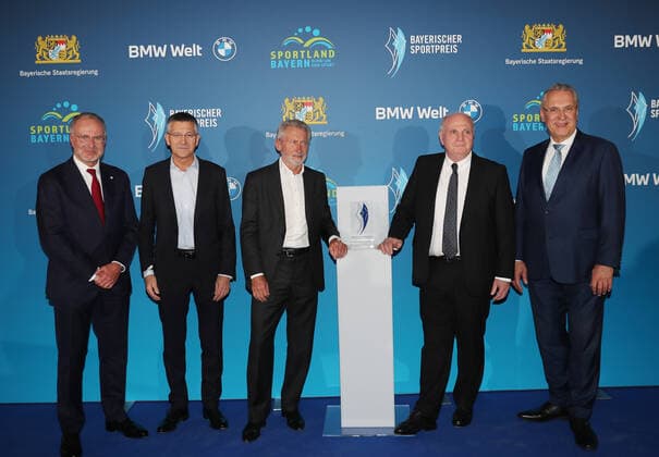 Bayerns Innenminister Joachim Herrmann ehrt Karl-Heinz Rummenigge mit dem Bayerischen Sportpreis 2021für sein sportliches Lebenswerk von links: Karl-Heinz Rummenigge, Herbert Hainer, Paul Breitner, Uli Hoeneß und Joachim Herrmann München Bayern Deutschland BMW Welt