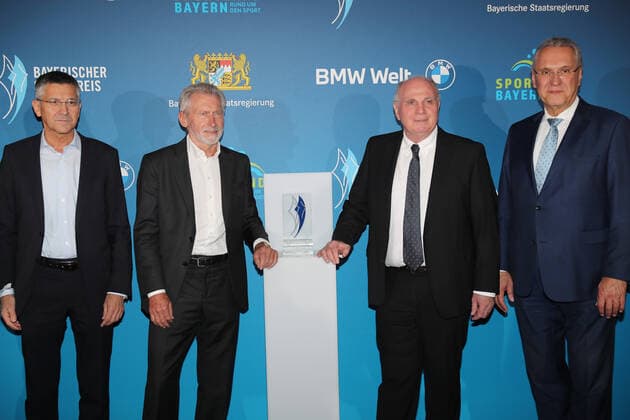 Bayerns Innenminister Joachim Herrmann ehrt Karl-Heinz Rummenigge mit dem Bayerischen Sportpreis 2021für sein sportliches Lebenswerk von links: Herbert Hainer, Paul Breitner, Uli Hoeneß und Joachim Herrmann München Bayern Deutschland BMW Welt