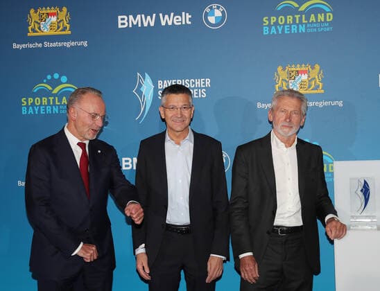 Bayerns Innenminister Joachim Herrmann ehrt Karl-Heinz Rummenigge mit dem Bayerischen Sportpreis 2021für sein sportliches Lebenswerk von links: Karl-Heinz Rummenigge, Herbert Hainer, Paul Breitner München Bayern Deutschland BMW Welt