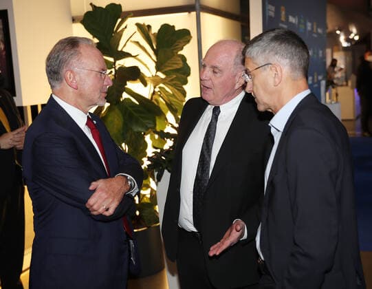 Bayerns Innenminister Joachim Herrmann ehrt Karl-Heinz Rummenigge mit dem Bayerischen Sportpreis 2021für sein sportliches Lebenswerk Karl-Heinz Rummenigge, Uli Hoeneß und Herbert Hainer im Foyer der BMW Welt München Bayern Deutschland BMW Welt