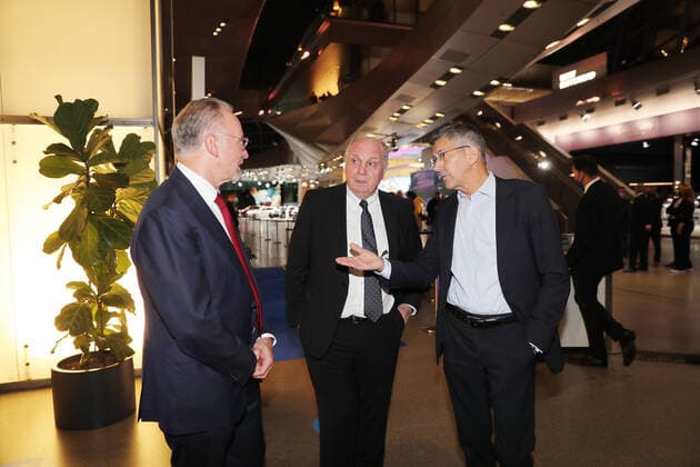 Bayerns Innenminister Joachim Herrmann ehrt Karl-Heinz Rummenigge mit dem Bayerischen Sportpreis 2021für sein sportliches Lebenswerk Karl-Heinz Rummenigge, Uli Hoeneß und Herbert Hainer im Foyer der BMW Welt München Bayern Deutschland BMW Welt
