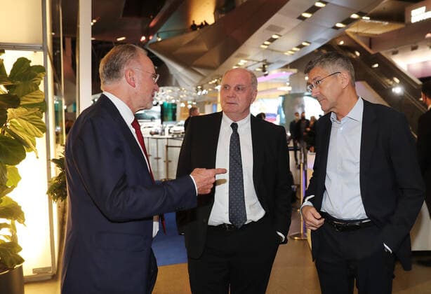 Bayerns Innenminister Joachim Herrmann ehrt Karl-Heinz Rummenigge mit dem Bayerischen Sportpreis 2021für sein sportliches Lebenswerk Karl-Heinz Rummenigge, Uli Hoeneß und Herbert Hainer im Foyer der BMW Welt München Bayern Deutschland BMW Welt