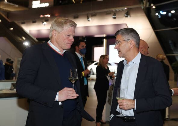 Bayerns Innenminister Joachim Herrmann ehrt Karl-Heinz Rummenigge mit dem Bayerischen Sportpreis 2021für sein sportliches Lebenswerk Oliver Kahn und Herbert Hainer München Bayern Deutschland BMW Welt
