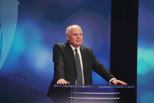 Bayerns Innenminister Joachim Herrmann ehrt Karl-Heinz Rummenigge mit dem Bayerischen Sportpreis 2021für sein sportliches Lebenswerk Uli Hoeneß hält die Laudatio auf Karl-Heinz Rummenigge München Bayern Deutschland BMW Welt
