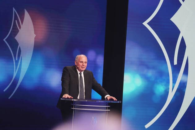 Bayerns Innenminister Joachim Herrmann ehrt Karl-Heinz Rummenigge mit dem Bayerischen Sportpreis 2021für sein sportliches Lebenswerk Uli Hoeneß hält die Laudatio auf Karl-Heinz Rummenigge München Bayern Deutschland BMW Welt