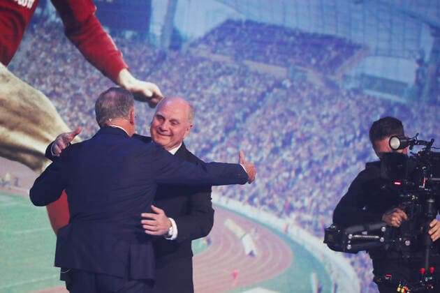 Bayerns Innenminister Joachim Herrmann ehrt Karl-Heinz Rummenigge mit dem Bayerischen Sportpreis 2021für sein sportliches Lebenswerk Uli Hoeneß umarmt Karl-Heinz Rummenigge München Bayern Deutschland BMW Welt