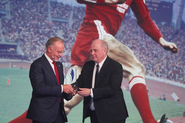 Bayerns Innenminister Joachim Herrmann ehrt Karl-Heinz Rummenigge mit dem Bayerischen Sportpreis 2021für sein sportliches Lebenswerk Uli Hoeneß übergibt den Sportpreis an Karl-Heinz Rummenigge München Bayern Deutschland BMW Welt