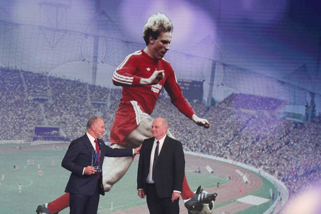 Bayerns Innenminister Joachim Herrmann ehrt Karl-Heinz Rummenigge mit dem Bayerischen Sportpreis 2021für sein sportliches Lebenswerk Uli Hoeneß übergibt den Sportpreis an Karl-Heinz Rummenigge München Bayern Deutschland BMW Welt