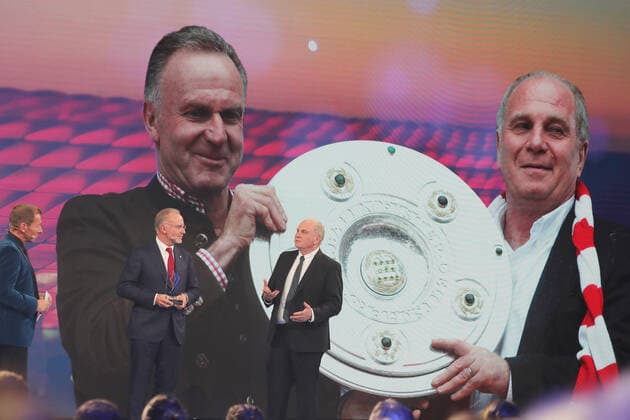 Bayerns Innenminister Joachim Herrmann ehrt Karl-Heinz Rummenigge mit dem Bayerischen Sportpreis 2021für sein sportliches Lebenswerk Karl-Heinz Rummenigge mit dem bayerischen Sportpreis, links Markus Othmer , rechts Uli Hoeneß München Bayern Deutschland BMW Welt