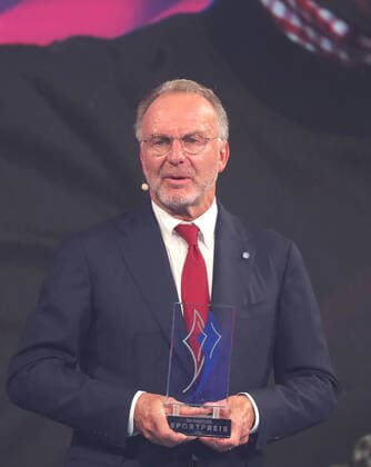 Bayerns Innenminister Joachim Herrmann ehrt Karl-Heinz Rummenigge mit dem Bayerischen Sportpreis 2021für sein sportliches Lebenswerk Karl-Heinz Rummenigge mit dem bayerischen Sportpreis, München Bayern Deutschland BMW Welt