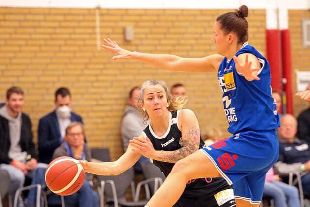 06.11.2021, xovx, Basketball Damen Bundesliga DBBL, BC pharmaserv Marburg - Rheinland Lions v.l. Joyce Cousseins-Smith (Rheinland Lions), Stephanie Wagner (BC pharmaserv Marburg) Marburg Georg Gaßmann Halle Hessen Deutschland (DE)