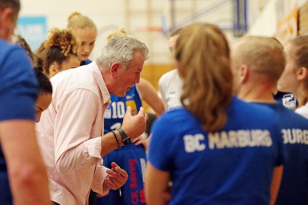 06.11.2021, xovx, Basketball Damen Bundesliga DBBL, BC pharmaserv Marburg - Rheinland Lions Anweisungen von Trainer Christoph Wysocki (BC pharmaserv Marburg) an sein Team. Marburg Georg Gaßmann Halle Hessen Deutschland (DE)
