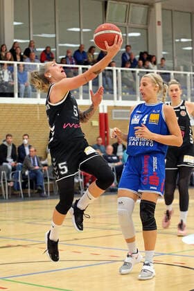 06.11.2021, xovx, Basketball Damen Bundesliga DBBL, BC pharmaserv Marburg - Rheinland Lions v.l. Joyce Cousseins-Smith (Rheinland Lions), Marie Bertholdt (BC pharmaserv Marburg), Lisa Koop (Rheinland Lions) Marburg Georg Gaßmann Halle Hessen Deutschland (DE)