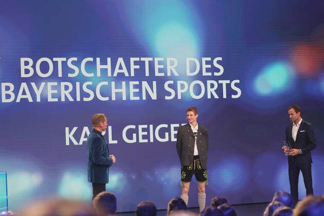 Bayerns Innenminister Joachim Herrmann ehrt Karl Geiger mit dem Bayerischen Sportpreis 2021 als Borschafter des Bayerischen Sports Markus Othmer, Karl Geiger und Sven Hannawld München Bayern Deutschland BMW Welt