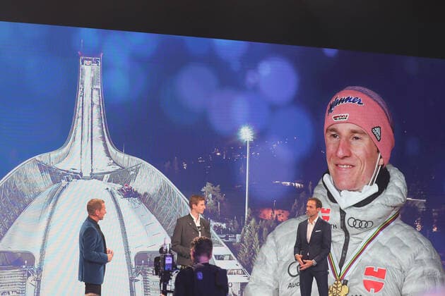 Bayerns Innenminister Joachim Herrmann ehrt Karl Geiger mit dem Bayerischen Sportpreis 2021 als Borschafter des Bayerischen Sports Markus Othmer, Karl Geiger und Sven Hannawld München Bayern Deutschland BMW Welt