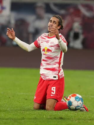 Yussuf Poulsen gestikulierend Einzelbild Freisteller Aktion Fußball Fussball DFL Bundesliga Herren Saison 2021 2022 06.11.2021 RasenBallsport RB Leipzig RBL vs. BVB Borussia Dortmund DFL regulations prohibit any use of photographs as image sequences and or quasi-video.