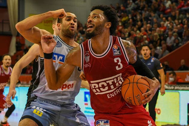 Elias Lasisi, Brayon Blake 7. Spieltag, Basketball Bundesliga, Basketball Saison 2021 2022, Deutschland, easyCredit BBL, Germany, Giessen 46ers, giessen rot, Herren, Jobstairs GIESSEN 46ers - HAKRO Merlins Crailsheim, Männer, Merlins hellblau