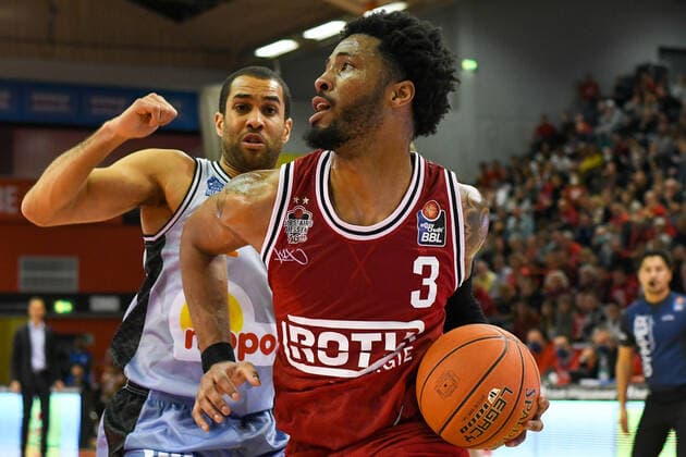 Elias Lasisi, Brayon Blake 7. Spieltag, Basketball Bundesliga, Basketball Saison 2021 2022, Deutschland, easyCredit BBL, Germany, Giessen 46ers, giessen rot, Herren, Jobstairs GIESSEN 46ers - HAKRO Merlins Crailsheim, Männer, Merlins hellblau