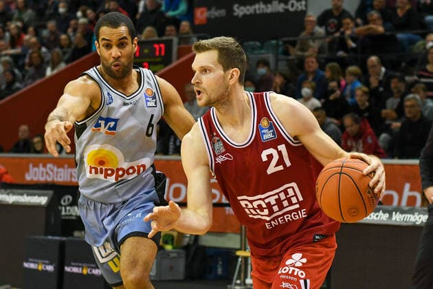 Elias Lasisi, Florian Koch 7. Spieltag, Basketball Bundesliga, Basketball Saison 2021 2022, Deutschland, easyCredit BBL, Germany, Giessen 46ers, giessen rot, Herren, Jobstairs GIESSEN 46ers - HAKRO Merlins Crailsheim, Männer, Merlins hellblau