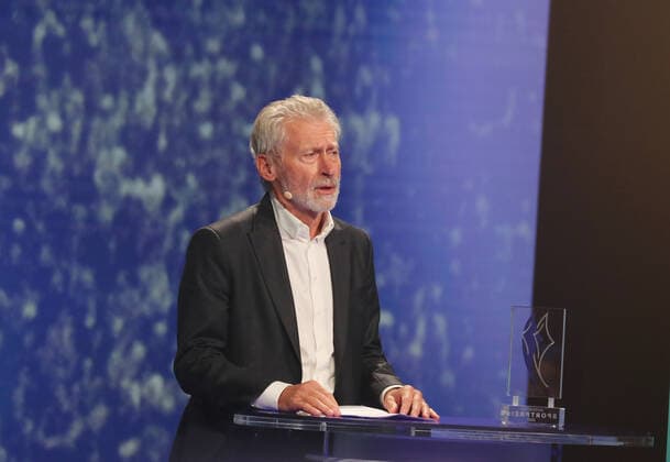 Paul Breitner gedenkt mit seiner Rede an die Fussball Legende Gerd Müller Paul Breitner hält die Gedenkrede an den vor kurzem verstorbenen Gerd Müller München Bayern Deutschland BMW Welt